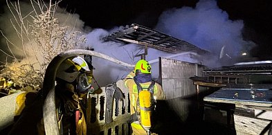 Nocny pożar w Kozłowie Biskupim, paliły się blaszaki-89247