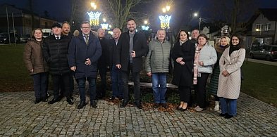Iłowski rynek już rozświetlony świątecznymi iluminacjami-89553