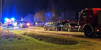 Czołowe zderzenie na Gawłowskiej, droga zablokowana, na miejscu służby-89862