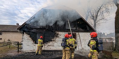 Łaziska: drewniany dom spłonął całkowicie, na miejscu aż 8 samochodów straży-90000