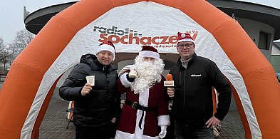 Święty Mikołaj Radia Sochaczew rozdawał prezenty w centrum miasta-90027
