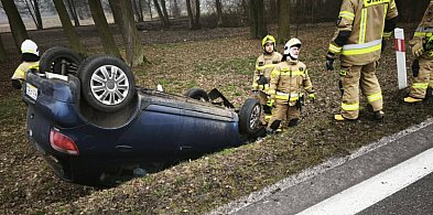 Szklanka na drogach powiatu: były zdarzenia, w tym dachowanie-90229