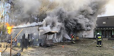 20 strażaków w walce z żywiołem, płonął garaż w Juliopolu-90331