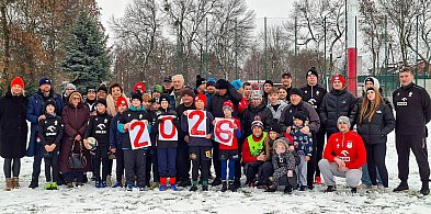 Mecz Pokoleń. W Nowy Rok z jajowatą piłką-90361