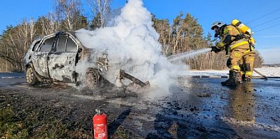 Pożar w Wężykach. Kierujący z dzieckiem zdążyli wysiąść-90454