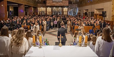 Magia, śpiew i tłum w kościele parafii św. Wawrzyńca-90622