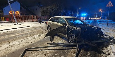 Osobówka kontra słup na 15. Sierpnia. Kierowcy brak-90601