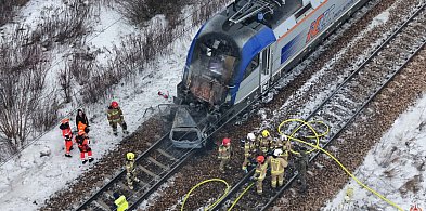 Błonie: zderzenie osobówki z dwoma pociągami, pożar, ewakuacja i utrudnienia