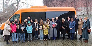 Uczniowie z gminy Kampinos z nową furą, jest pomarańcza zamiast banana