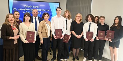 Stypendia starosty rozdane. Najwyższa średnia w powiecie to 5,41