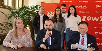 Jest kasa dla naszych samorządów, burmistrz Janiak: pióro nie schnie