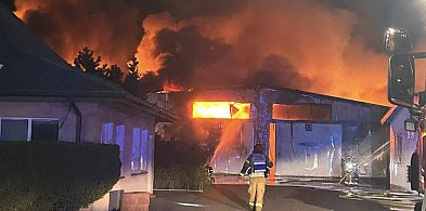 Wielki pożar zakładu w Bramkach, na miejscu także strażacy z Sochaczewa