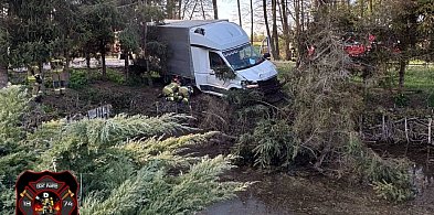 W drzewo i nad staw w Nowym Kamionie. 44-latek zatrzymany