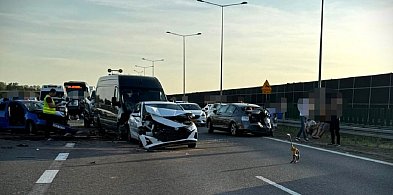Karambol na A2, kierowca i 16-letni pasażer w szpitalu