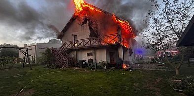 Pożar domu w Sochaczewie, pięć osób w szpitalu