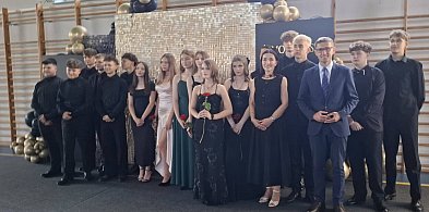 Bal ósmoklasistów w Rybnie