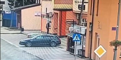 Okolice Żyrardowa: skakał z nieletnim po dachach samochodów [VIDEO]
