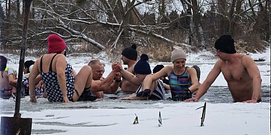 Razem raźniej. Z uśmiechem weszli do wody-90589
