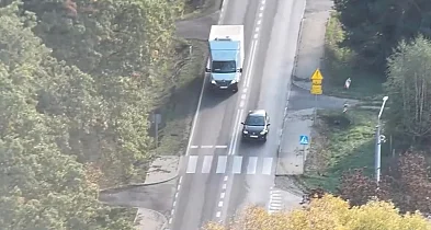 Policja Sochaczew: niebezpieczne wyprzedzanie w oku drona [VIDEO]-88212