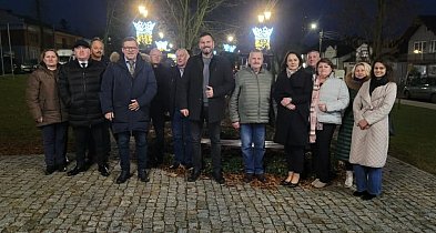 Iłowski rynek już rozświetlony świątecznymi iluminacjami-89553