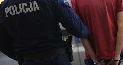 Przerzucił łup przez linię kas, ale ochroniarze sklepu byli czujni-89808