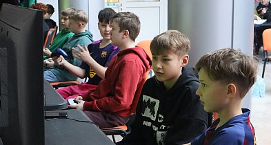 Ferie w Sochaczewie: grają w fifę, trwa turniej e-sportowy