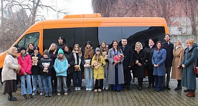 Uczniowie z gminy Kampinos z nową furą, jest pomarańcza zamiast banana