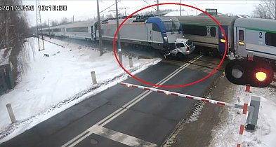 Chwile grozy w Błoniu, pociągi sprasowały auto, jest nagranie [WIDEO]