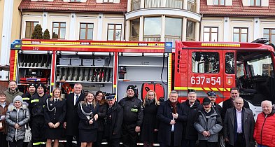 OSP Nowe Mostki na sesji rady gminy, nowy wóz ma coś, czego stary nie miał