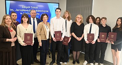 Stypendia starosty rozdane. Najwyższa średnia w powiecie to 5,41