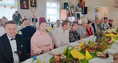 Niektórzy nie mieli tego od lat, stąd białe koszule i specjalne fryzury