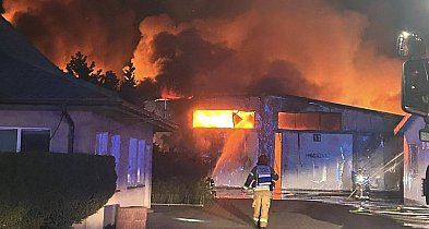 Wielki pożar zakładu w Bramkach, na miejscu także strażacy z Sochaczewa