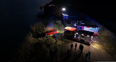 Bolimów: tragedia, trwa walka o życie osób z auta, które wpadło do zbiornika