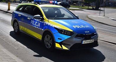 Pijackie roszady w dymiącym aucie, czujna mieszkanka i szybka akcja policji