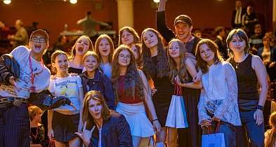 Teatr Maska z koszem festiwalowych nagród, łał