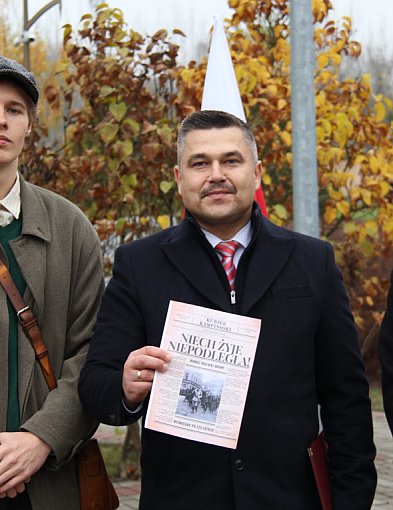 11 listopada w Kampinosie, pojawili się gazeciarze-88805