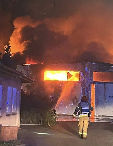 Wielki pożar zakładu w Bramkach, na miejscu także strażacy z Sochaczewa