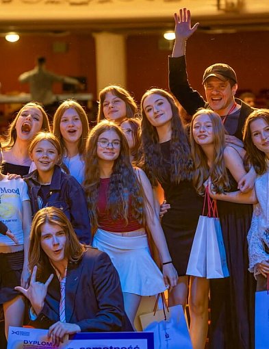 Teatr Maska z koszem festiwalowych nagród, łał