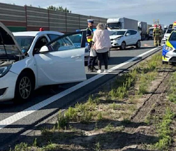 Wypadek na A2 pod Bolimowem, zderzyły się cztery samochody-87287
