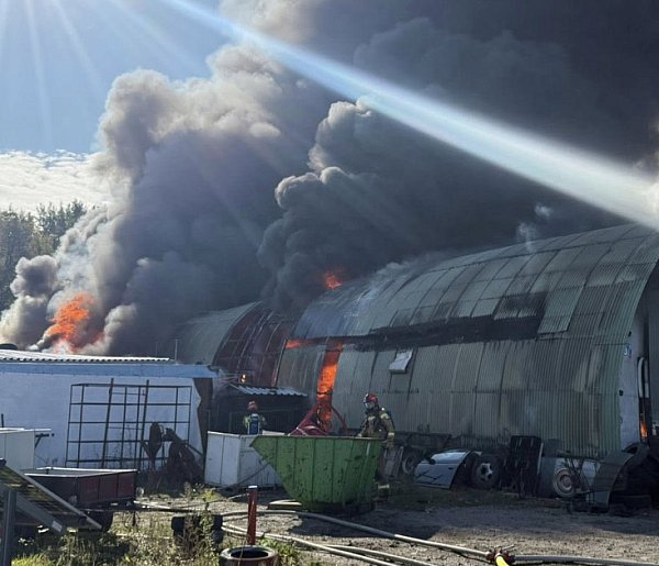 Płonie hala w Bramkach pod Błoniem, jedna osoba poszkodowana [AKTUALIZACJA]-87625