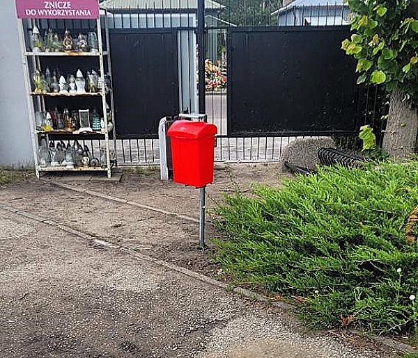 Widzisz taki pojemnik na cmentarzu. Oto, do czego służy-88161
