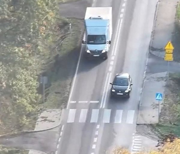 Policja Sochaczew: niebezpieczne wyprzedzanie w oku drona [VIDEO]-88212
