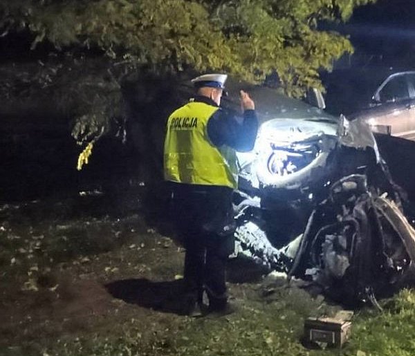 Uderzył w przydrożną figurkę, w stanie ciężkim trafił do szpitala-88337