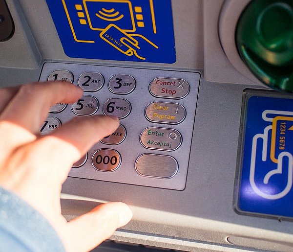 Z kont znikały pieniądze. Policja i bank badają ogólnopolski incydent-88328