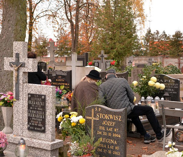 Savoir-vivre na 1 listopada. Jak się zachować podczas wizyty na cmentarzu?-88525