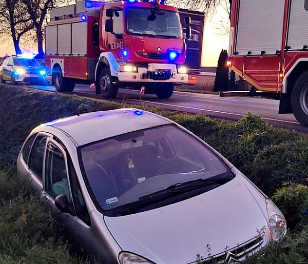Samochód w rowie na DK 50, kierowca trafił do szpitala-88679