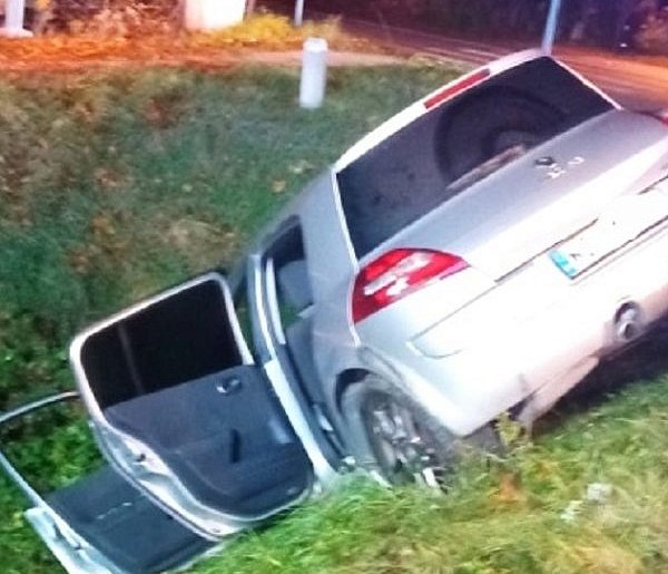 Wypadek w Dachowej. Kierowca osobówki poszkodowany-88853