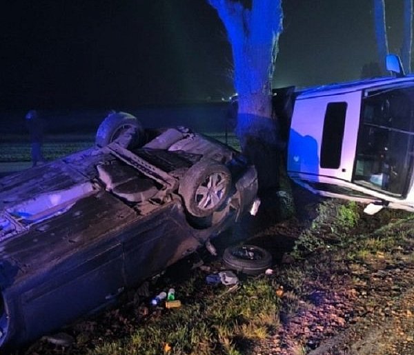 Zderzenie osobówek na DW 705, groźnie w Nowej Suchej-88850