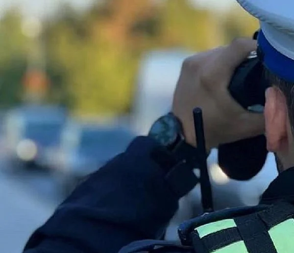 KPP Sochaczew: podczas kontroli wyrzucił torebki z białym proszkiem-89012