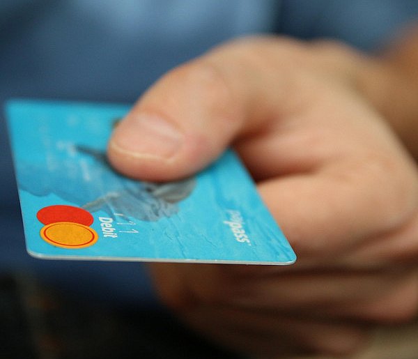 Fiskus skontroluje płatności kartą Polaków? Resort zabiera głos-89093